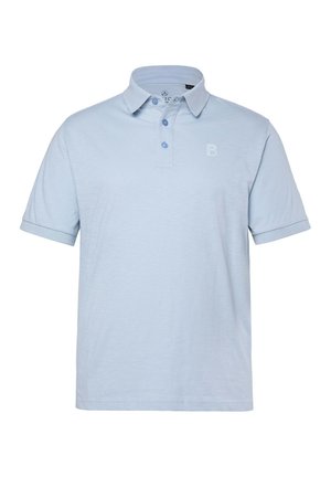 Polo a maniche corte azzurro chiaro con colletto classico, tre bottoni e logo "B" ricamato sul petto a sinistra. Tessuto dalla texture morbida.