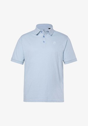 Polo a maniche corte azzurro chiaro con colletto classico, tre bottoni e logo "B" ricamato sul petto a sinistra. Tessuto dalla texture morbida.