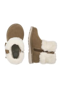 Botas tobilleras de ante marrón con cuello de piel sintética blanca, detalle de cremallera lateral, suela de goma texturizada y punta redondeada. Diseño cómodo y flexible.