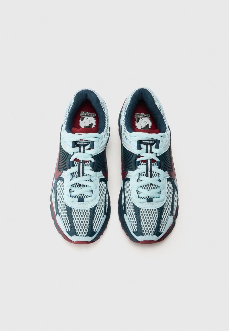Lichtblauwe en marineblauwe hardloopschoenen met een bovenkant van mesh, rubberen zool, gevoerde kraag en rode accenten op de tong en zool. Vetersluiting.