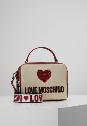 Beżowo-czerwona prostokątna torebka z błyszczącym czerwonym sercem, napisem "LOVE MOSCHINO" oraz odpinanym paskiem z czerwonymi sercami i literami.