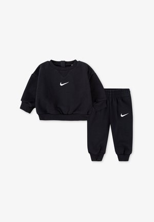 Hanorac negru din fleece cu mâneci lungi și guler rotund, cu logo-ul alb Nike. Pantaloni sport negri asortați, cu talie elastică și manșete.