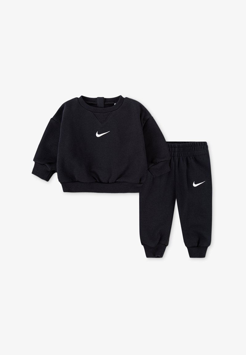 Hanorac negru din fleece cu mâneci lungi și guler rotund, cu logo-ul alb Nike. Pantaloni sport negri asortați, cu talie elastică și manșete.