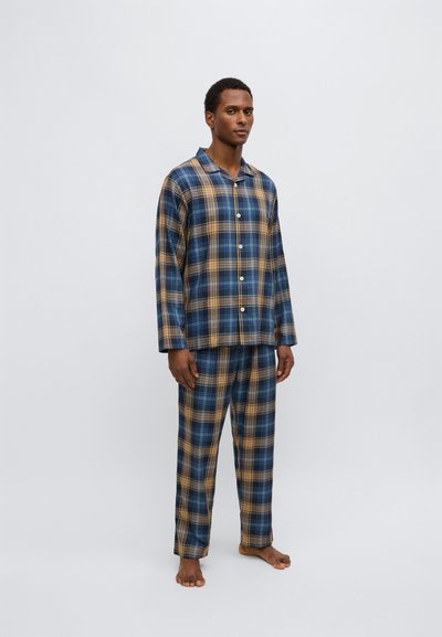 Blå och gul rutig pyjamaset i mjukt tyg, med en knappad skjorta med långa ärmar och matchande lösa byxor.