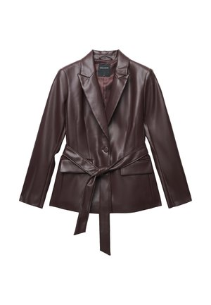 Blazer in finta pelle marrone con colletto a punta, chiusura con un bottone, vita con cintura e due tasche frontali. Texture liscia e vestibilità su misura.