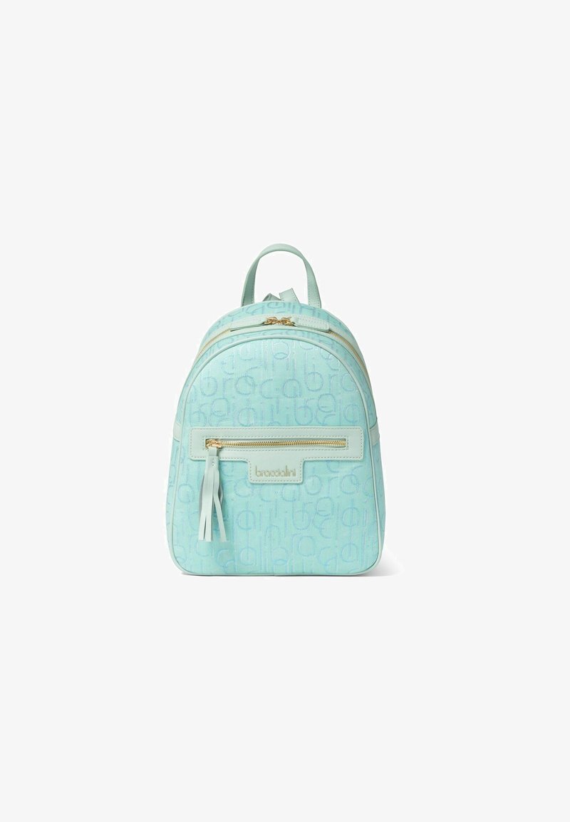 Sac à dos bleu clair avec motif en relief de logo, accroche dorée, une poche zippée à l'avant et un détail de pompon suspendu. Matériau synthétique lisse.