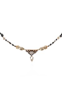 Collier en perles dorées et noires avec un pendentif triangulaire, ornée d'accents en métal texturé et d'un cordon tressé lisse.