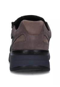 Sneakers in pelle in camoscio grigio-marrone con suole in gomma nera. Presentano una forma arrotondata e ritagli laterali per la ventilazione.