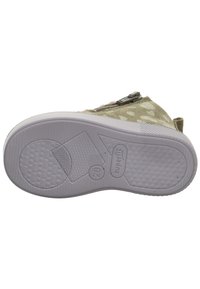 Grüne Wildlederschuhe mit weißem Herzmuster, seitlichem Reißverschluss und grauer Gummisohle mit strukturierter Griffigkeit und Markenlogo.