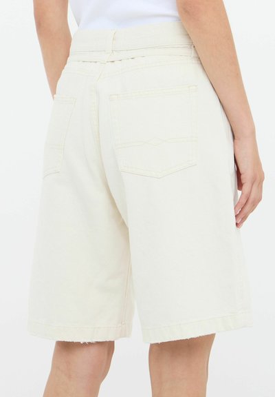 Pantalones cortos de mezclilla blanca con un ajuste relajado, dobladillo deshilachado y dos bolsillos traseros. La tela parece resistente y sin adornos.