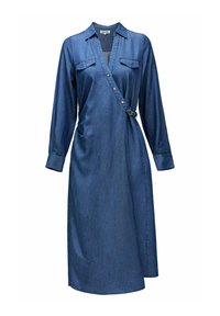 Vestido de mezclilla con mangas largas, un cuello y dos bolsillos frontales. Presenta un diseño envolvente con un accentuador de botón y un lazo para cinturón. Color azul oscuro.