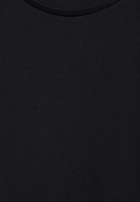 Černá tričková tkanina s hladkým povrchem a žebrovaným výstřihem. Materiál vypadá měkce a je rovnoměrně tkaný bez vzorů nebo akcentů.