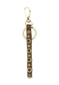 Fascetta portachiavi in pelle marrone con borchie decorative oro e nere, attaccata a un anello e gancio in metallo dorato.