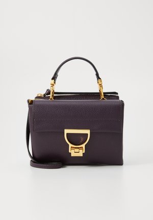 Paarse leren handtas met textuur en gouden hardware, handvat aan de bovenkant, afneembare schouderriem en een sluiting met een voorste clasp. Compact en rechthoekig ontwerp.