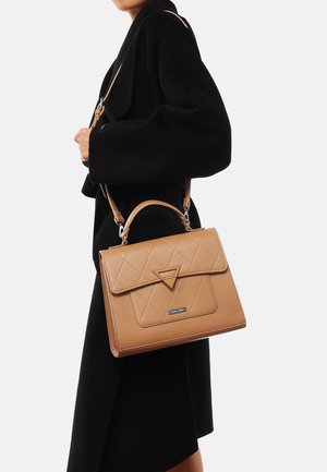 Borsa a mano in pelle color cuoio con design trapuntato, dettaglio triangolare sul pattino, con manico superiore e tracolla regolabile.
