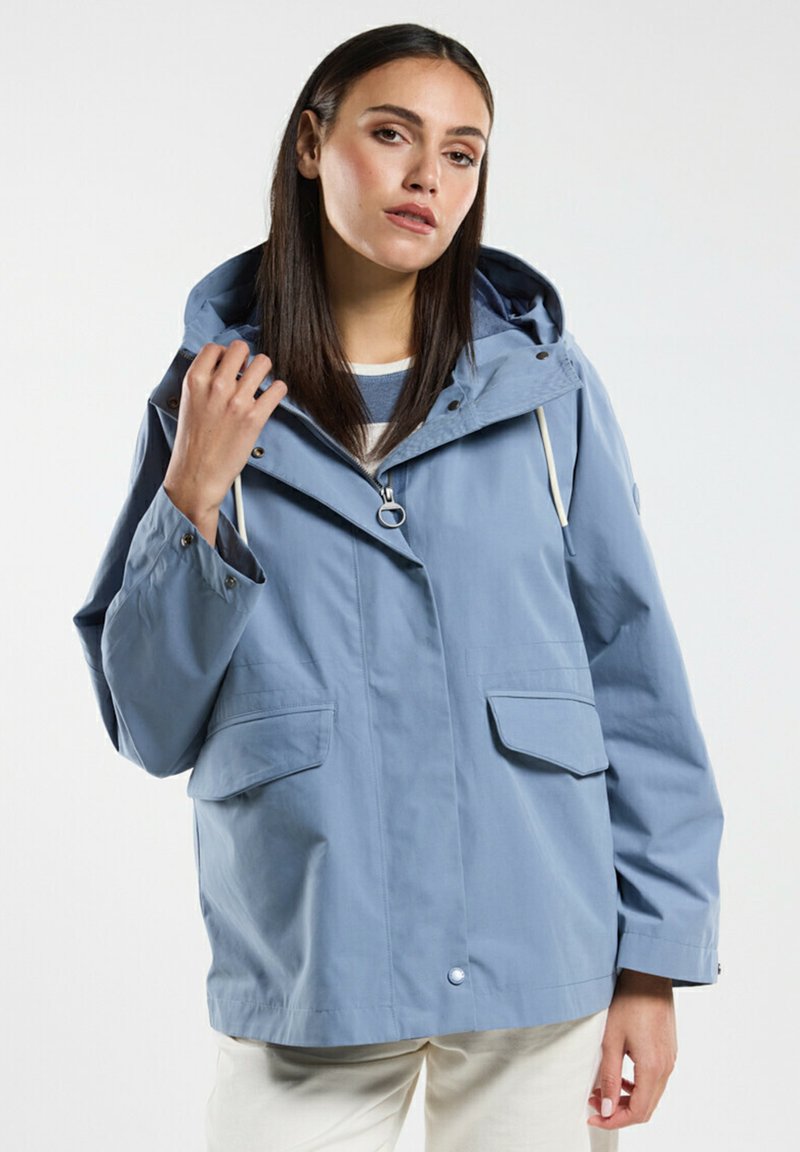 Veste imperméable bleu clair, dotée d'une capuche, de deux poches avant, d'une fermeture éclair, de accents en cordon et d'une coupe décontractée. Texture lisse.