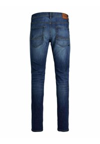 Jeans in denim blu scuro con una vestibilità slim, dotati di due tasche posteriori e una patch in pelle marrone sulla vita.