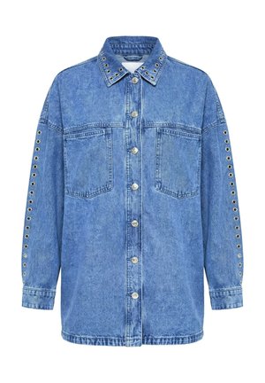 Blå denimjakke med sølvfarvede knapper foran, to brystlommer og metaløjer på krave og ærmer.