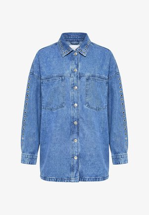 Niebieska kurtka jeansowa z srebrnymi guzikami z przodu, dwoma kieszeniami na piersiach oraz metalowymi oczkami na kołnierzu i rękawach.