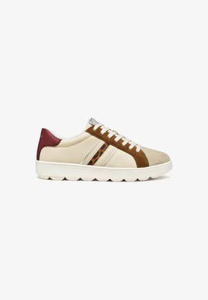Le sneakers hanno una parte superiore in pelle color crema, accenti in suede marrone, una striscia con stampa leopardata, il tallone color bordeaux e una suola in gomma texturizzata.
