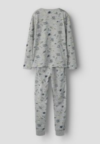 Grå pysjamasett med langermet overdel og bukser, dekorert med fargerike romtema-mønstre inkludert raketter og planeter.