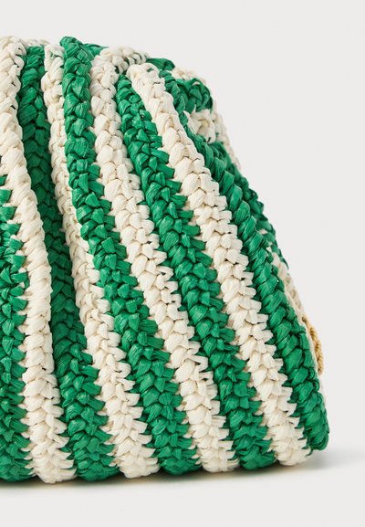 Sac tissé avec des rayures vertes et crème alternées, fabriqué à partir d'un matériau texturé avec une forme douce et flexible, et des détails subtils.