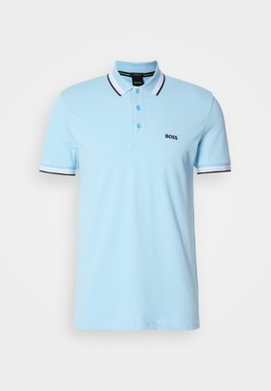 Svijetloplavi kratki polo majica s bijelom i crnom prugastom ovratnikom i manžetama, tri dugmeta, i "BOSS" logo na lijevoj strani prsiju.