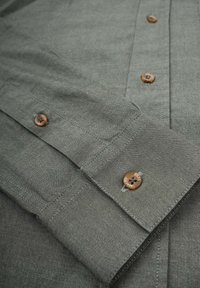 Honesty Rules Hemd - olive