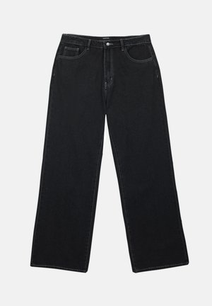 As calças largas de ganga pretas apresentam uma cintura alta, bolsos frontais e costuras contrastantes. O tecido tem um acabamento liso, ligeiramente texturizado.