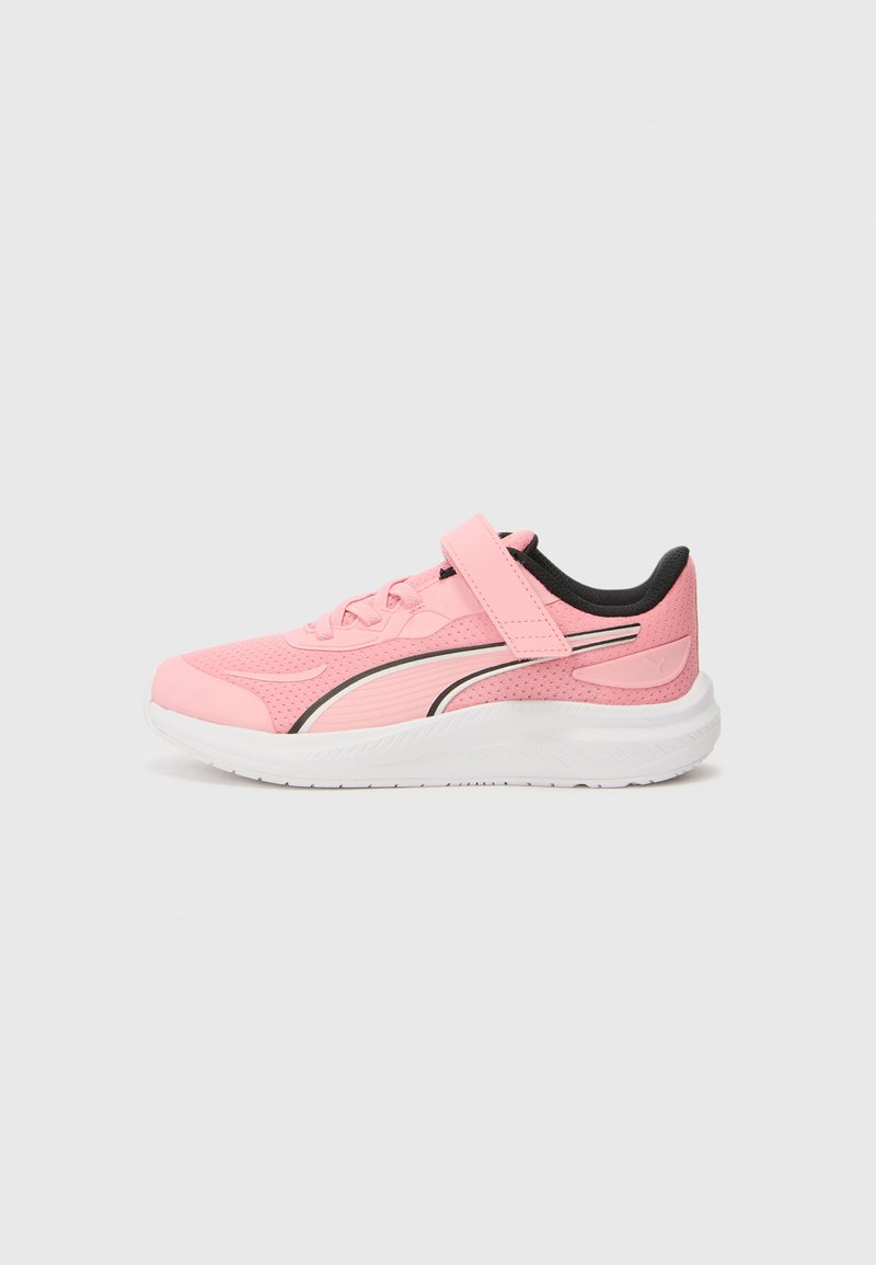 Roze sportieve schoen met een bovenwerk van mesh en synthetisch materiaal, zwarte accenten, een vetersluiting en klittenbandsluiting, en een witte rubberen zool.
