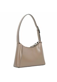 Sac fourre-tout en cuir lisse de couleur brun clair. Il présente une poignée incurvée et un dessus zippé, avec une forme structurée et angulaire.