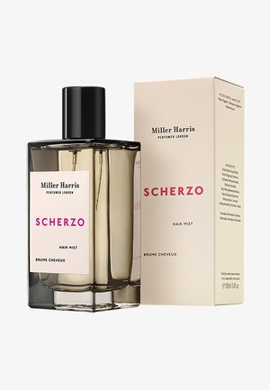 Haarnebel-Flasche aus klarem Glas mit schwarzem Deckel, versehen mit einem rosa Etikett mit "SCHERZO" in fettem Text. Begleitet von einer beigen Box.