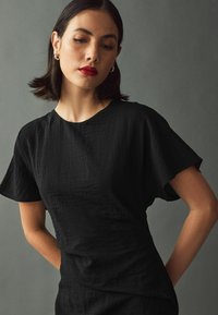Next REGULAR FIT - SHORT SLEEVES DRAPE DETAIL MIDI  - Žerzejové šaty - black textured