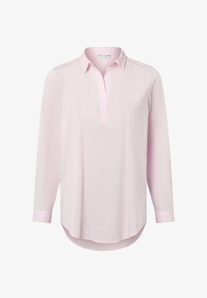 Jasnoróżowa bluzka z długim rękawem, kołnierzykiem i plisą w kształcie V, o zaokrąglonym dole i z guzikiem przy mankietach.