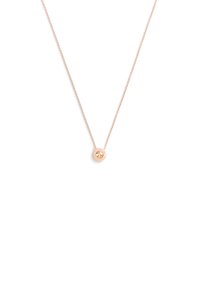 Collier en or rose avec une chaîne délicate et un pendentif circulaire comportant une pierre précieuse centrale et de petits détails environnants.