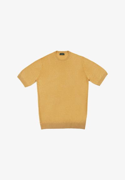 Suéter amarillo de manga corta hecho de tejido ligero. Presenta un cuello redondo acanalado y un dobladillo. Textura suave, con un diseño sencillo.