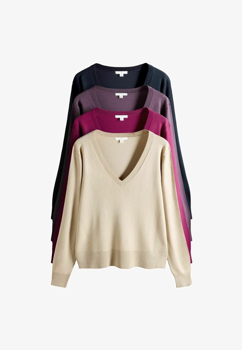 Quatre pulls à col en V à manches longues empilés, couleurs de l'avant vers l'arrière : beige, magenta, violet et noir.