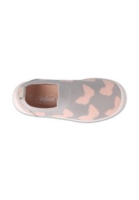 Lekkie buty typu slip-on z szarym siateczkowym wierzchem z motywem motyla w jasnoróżowym kolorze oraz teksturowaną białą podeszwą.
