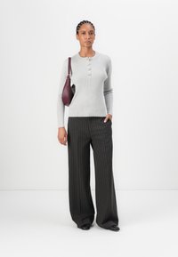 Copenhagen Muse TAILOR PANTS - Pantalon classique - black/red pear