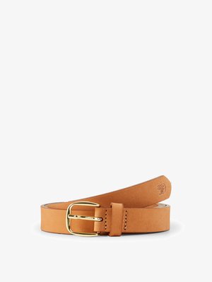 Tan leren riem met een gouden metalen gesp, een gladde textuur en een minimalistisch ontwerp met nette stikdetails.