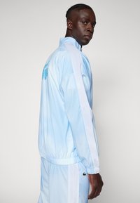 Lacoste Sport TRACKSUITS TRACK SET - Träningsset - light blue/white
