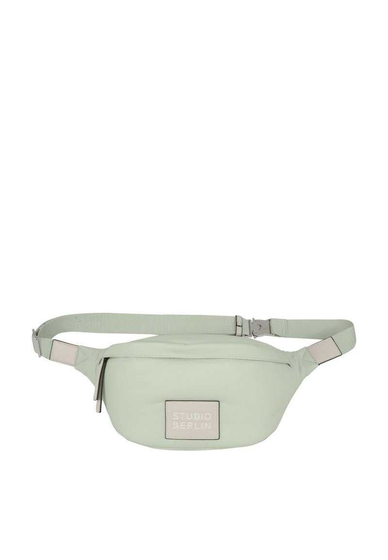 Borsa a fanny pack verde menta con una texture liscia, forma rettangolare, etichetta con logo e tracolla regolabile. Presenta un compartimento con zip.