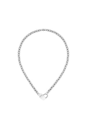 Silný stříbrný náhrdelník s proplétanými články a malým přívěskem ve tvaru visacího zámku, na zapínání vyrytý nápis "BOSS".