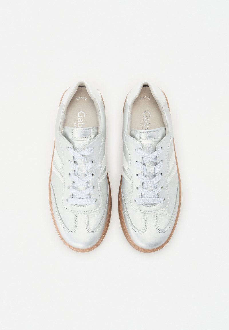 Silberne Ledersneaker mit gerundetem Zehenbereich, weißen Schnürsenkeln und einer Gummisohle. Die seitlichen Streifen weisen ein dezentes strukturiertes Design auf.