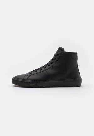 Schwarzer High-Top-Sneaker mit Schnürsenkeln, glattem Lederobermaterial, Gummisohle und dezentem Branding an der Seite und Ferse.
