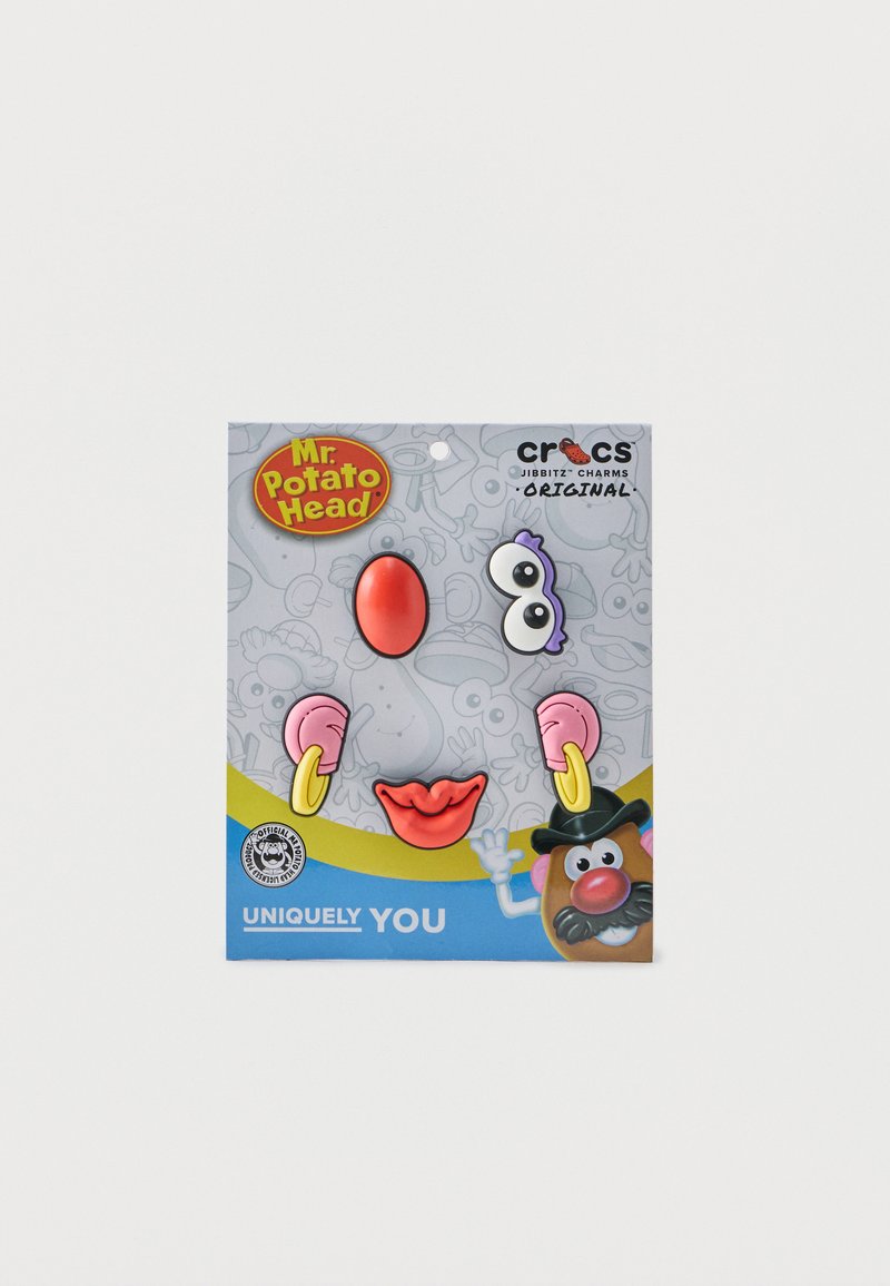 Γοητευτικά διακοσμητικά για παπούτσια Crocs Jibbitz Mr. Potato Head με κόκκινη μύτη, μάτια με μοβ περίγραμμα, ροζ αυτιά με χρυσά σκουλαρίκια και κόκκινα χείλη σε μάρκα κάρτα.