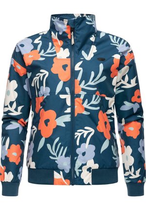 Veste florale de couleur bleu foncé avec un motif intégral de fleurs orange, violettes et blanches. Dotée d'un col montant et de poignets côtelés.