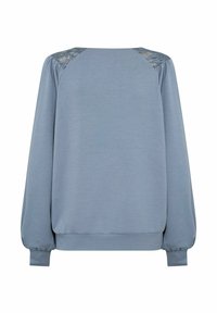 Sudadera azul claro hecha de tela suave, con detalles de encaje en los hombros, mangas largas y una cintura acanalada.