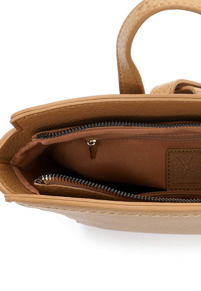 Zaino Donna SURI FREY SFY Hadley – Effetto Rettile In Rilievo – Vegano – 36x33x16 Cm – Chiusura Lampo