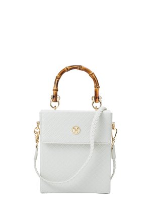 Sac à main en cuir tissé blanc avec poignée supérieure en bambou, logo et ferrures dorés, et une longue bandoulière tressée.